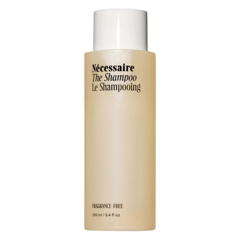 Nécessaire Le shampooing – nettoyant équilibrant avec de l’acide hyaluronique, de la niacinamide et du panthénol