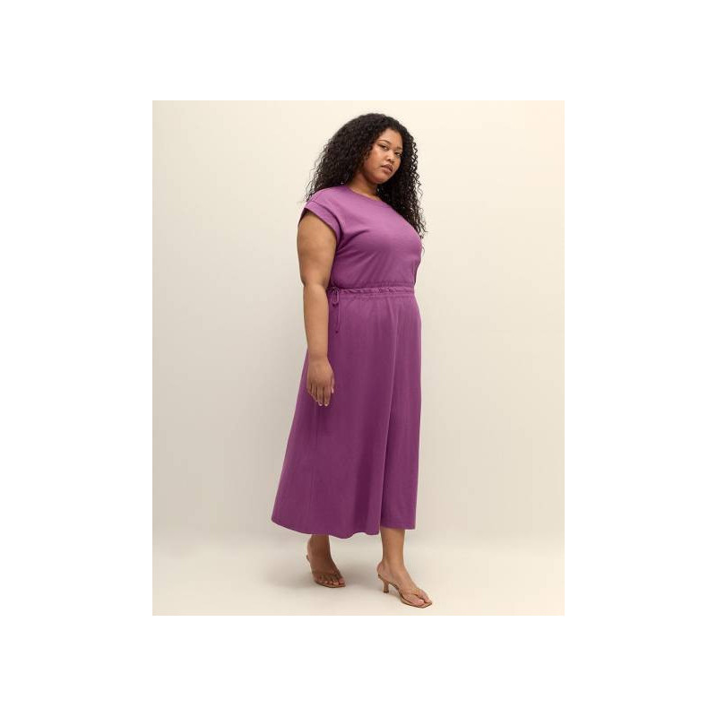 Robe longue avec encolure brodée et taille cintrée